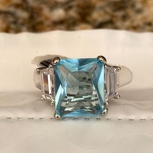 Aquamarine like emerald ring with with side stones